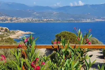 Image de Rez-de-jardin dans villa face Ă la mer.