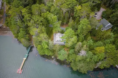 Image de Waterfront Cottage assise sur le bord de l'eau de Townsend Gut