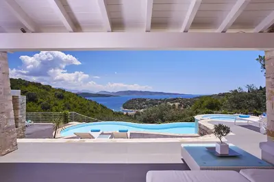 Image de Élégante villa de luxe avec vue imprenable sur la mer et fabuleuse piscine à débordement