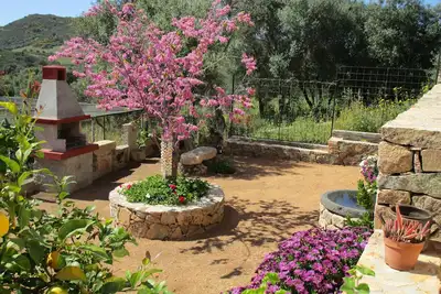 Image de Vue sur la mer villa avec jardin, ferme.