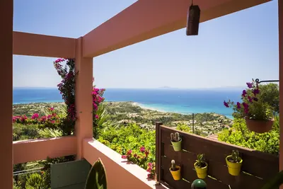 Image de Superbe villa avec vue imprenable sur la mer, piscine privée, table de billard, tennis de table