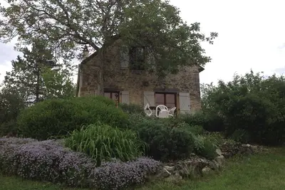 Image de Grande grange de 160 m² élégamment restaurée, dans un emplacement isolé, à 20 min de Sarlat
