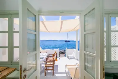 Image de Armeni Beach House - avec service de bateau privé!