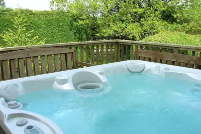 Image de Maison individuelle de 3 chambres avec son propre bain à remous privé à l'extérieur et Wi Fi gratuit.