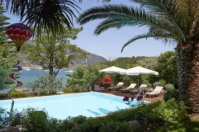 Image de Villa Yalenia -Elégante et unique propriété pied dans l'eau ponton privé piscine