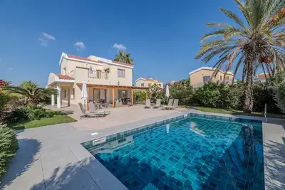 Image de Parfait pour les familles, piscine privée, jardins et balcon avec vue sur la mer. Wifi Gratuit