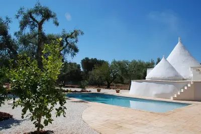Image de Pouilles, trullo restauré avec piscine privée dans le sud de l'Italie