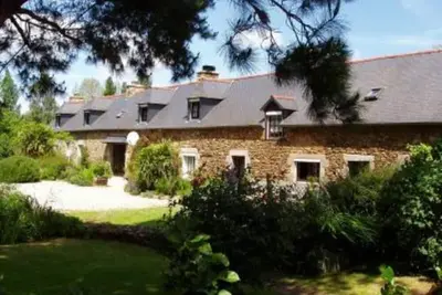 Image de Gîte de caractère dans un écrin de verdure proche de la mer