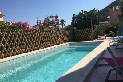 Image de Maison dans résidence privée avec piscine terrasses et jardins