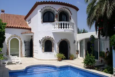 Image de Villa espagnole avec tour au canal à Empuriabrava avec piscine et climatisation