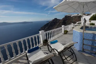 Image de Villa de luxe privée et isolée avec vue imprenable sur la mer / le volcan