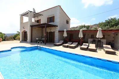 Image de Villa exclusive en pierre naturelle dans un endroit isolé sur 4500 m²