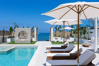 Image de Villa face à la plage, intimité totale, service en chambre, piscine de 50 m2, bain à remous et vue sur la mer!