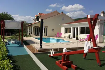 Image de Romantique Villa Julia avec piscine, calme et zone rurale, terrain de football et de bowling