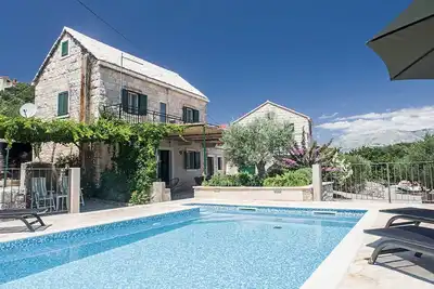 Image de Maison ancienne en pierre récemment rénovée avec piscine privée