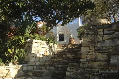 Image de Maison de campagne Jasemi entourée d'un beau jardin et vue sur la mer