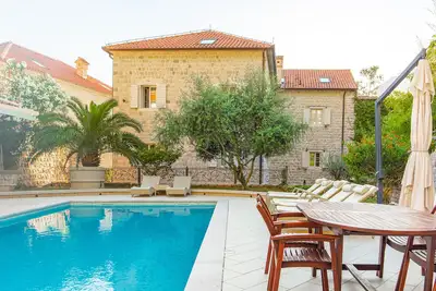 Image de Belle villa sur la mer avec des appartements de luxe et des chambres. Stupéfiant!