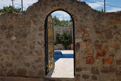 Image de Maison en pierre avec tour et piscine