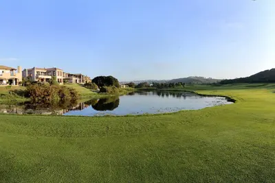 Image de Maison de luxe située dans un domaine de golf exclusif.