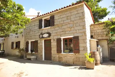 Image de Ch. de 4 côté rue dans vieux gîte en pierres.