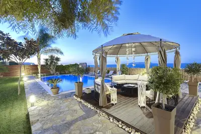 Image de Villa Thea incroyable villa de 6 chambres avec une piscine intérieure et extérieure chauffée