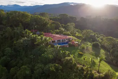 Retraite exclusive de 4 chambres dans la forêt tropicale, vue sur l'océan / la montagne
