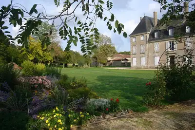 Calme Gite à Château Motifs en Charente rural, avec piscine et accès au parc