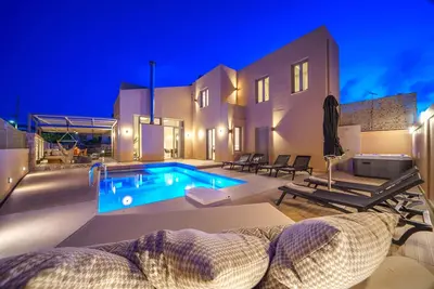 Image de Luxe, privé, spacieuse villa avec salle de gym privée, à seulement 8 km de la ville de Réthymnon!