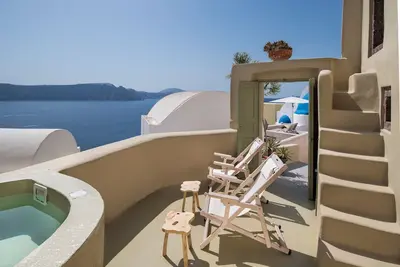 Image de Spacieuse maison caverne rénovée, avec vue sur la mer Caldera et entièrement privée.
