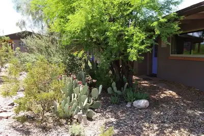 Image de Serein Charmant, Privé, Immaculé, Central, 2/1. 5 Cour arrière et piscine
