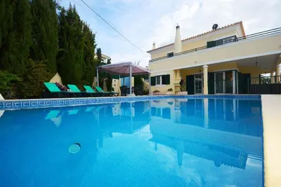 Image de Villa de luxe adaptée aux enfants avec grande piscine privée, quartier calme