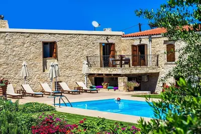 Image de Spacieuse villa en pierre dans un cadre tranquille avec piscine et grand jardin!