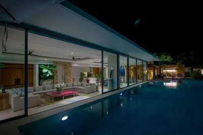 Image de Salon de luxe avec 4 chambres, salle de télévision climatisée et une immense piscine à débordement
