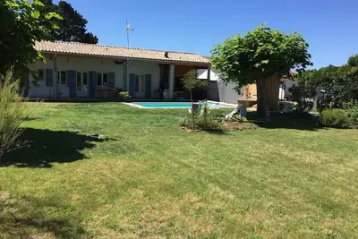 Image de Maison ancienne rénovée (classée 3 *), piscine et jardin