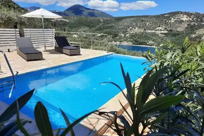 Image de Quatre villas de luxe avec vue panoramique et parking privé couvert