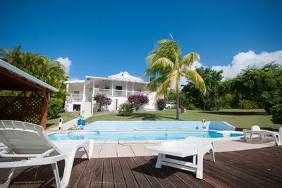 Image de Maison créole avec piscine privée et grand jardin