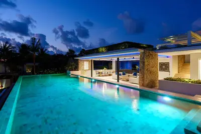Image de Villa de luxe avec 4 chambres et piscine avec jacuzzi, billard et cinéma privé