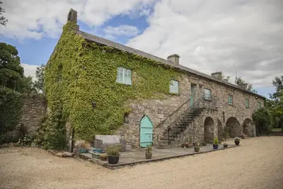 Image de Moulin du 18ème siècle dans une cour