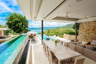 Image de Villa de luxe de 5 chambres avec terrasses extérieures, lits de repos et vue imprenable sur la mer