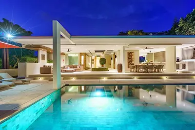 Image de Luxe 4 chambres avec piscine privée à débordement