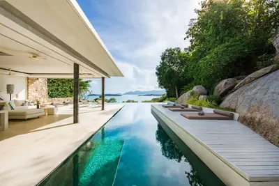 Image de 806m² de luxe 4 chambres avec piscine privée à débordement