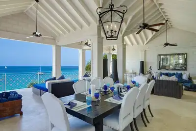 Image de Appartement de luxe de 4 chambres en bord de mer avec piscine jacuzzi extérieur chauffée.