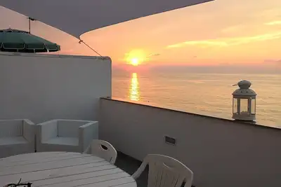 Image de Casa delle Rondini avec jardin et terrasse donnant sur la mer