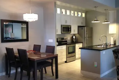 Image de Condo luxueux et relaxant entièrement rénové de chambre à coucher divisée