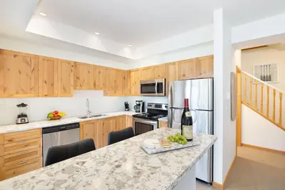 Image de Maison de ville de luxe 2br / 2ba - Piscine, Ht, Local à vélos sécurisé