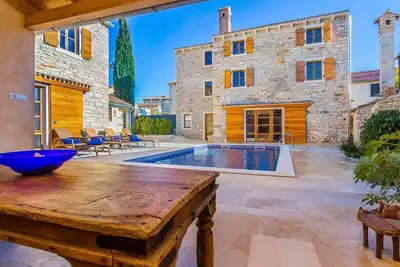 Image de Villa en pierre traditionnelle magnifiquement rénovée, piscine privée dans le pittoresque village de Sisan!
