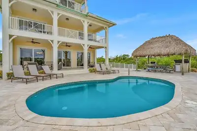 Image de Nouvelle propriété de luxe! À couper le souffle Canal Front Pool Home - 14 personnes