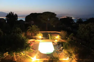 Image de Superbe villa avec piscine chauffée et accès privée à la plage