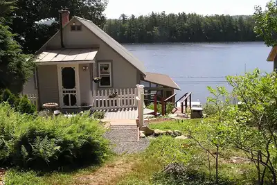 Image de Cottage victorien au bord du lac avec vue spectaculaire sur le lever du soleil de l'eau