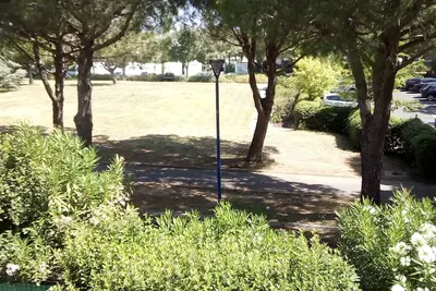 Image de Joli appartement en face d'un petit parc arboré, à 2 minutes de l'étang de Thau